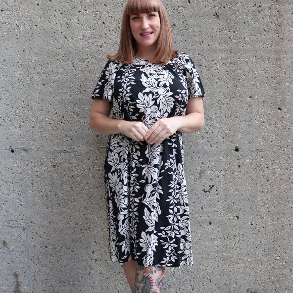 vintage black floral Hawaiian muumuu - Picture 4 of 12